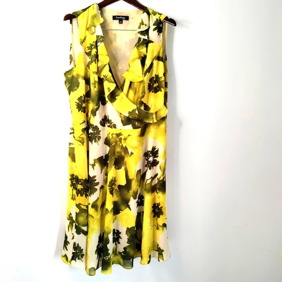 Evan Picone Dresses & Skirts - Black Label by Evan Picone 20W Ruffle Plunge Neck Babydoll Lined Floral Dress‎
